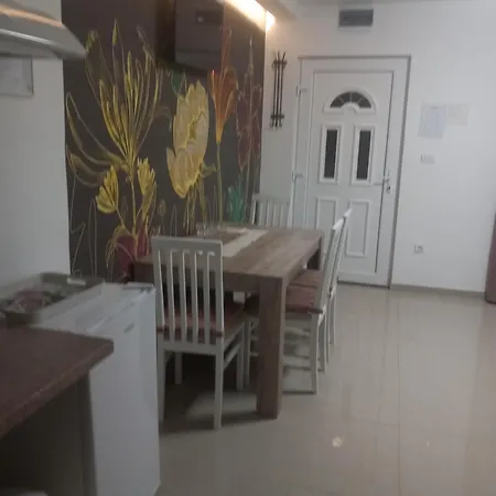 Smestaj Peric 招待所 3*